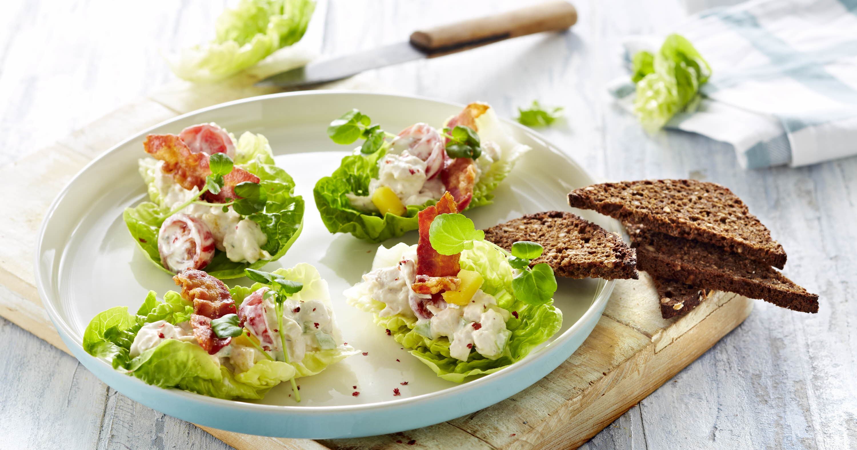 Sprød kyllingesalat med mango og bladselleri