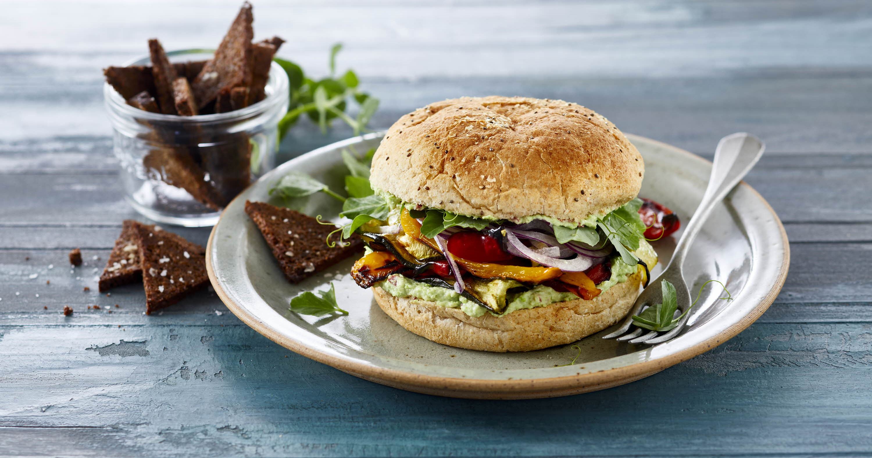 Burger med grillede grøntsager - og rugbrødschips