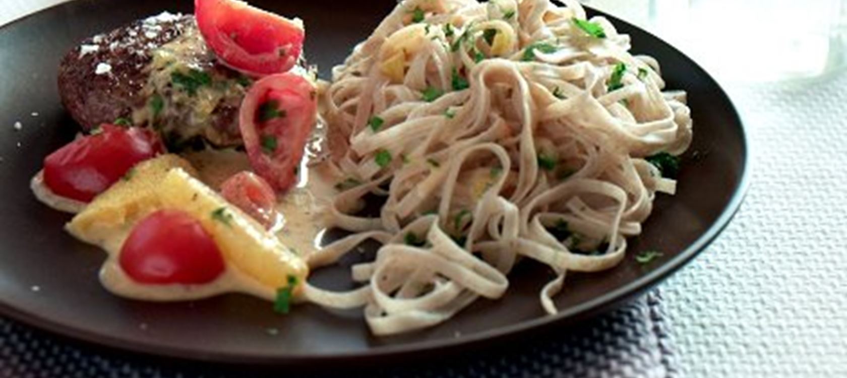 Hakkebøffer med appelsin-tomatsauce