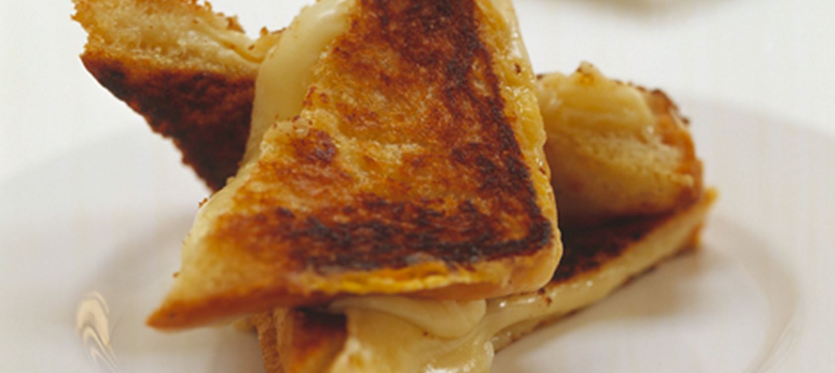 Sprøde toasts med ost og tomat