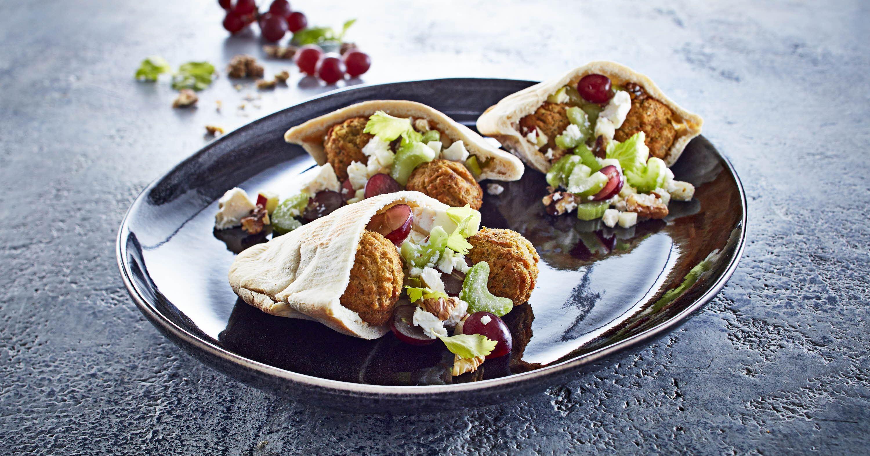 Falafel pita med sprød salat og salatost