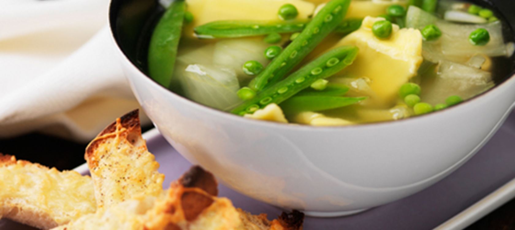 Løgsuppe med ostestænger
