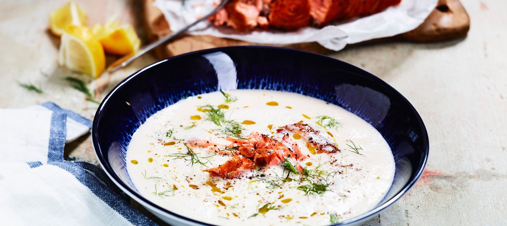 Blomkålssuppe med varmrøget laks