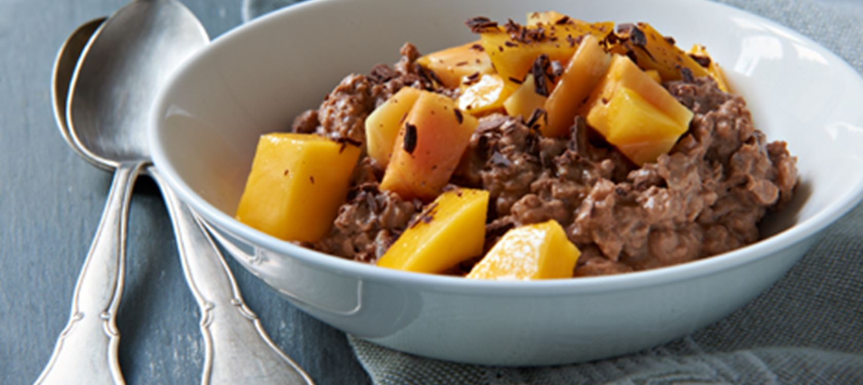 Chokoladerisalamande med tropisk frugtsalat
