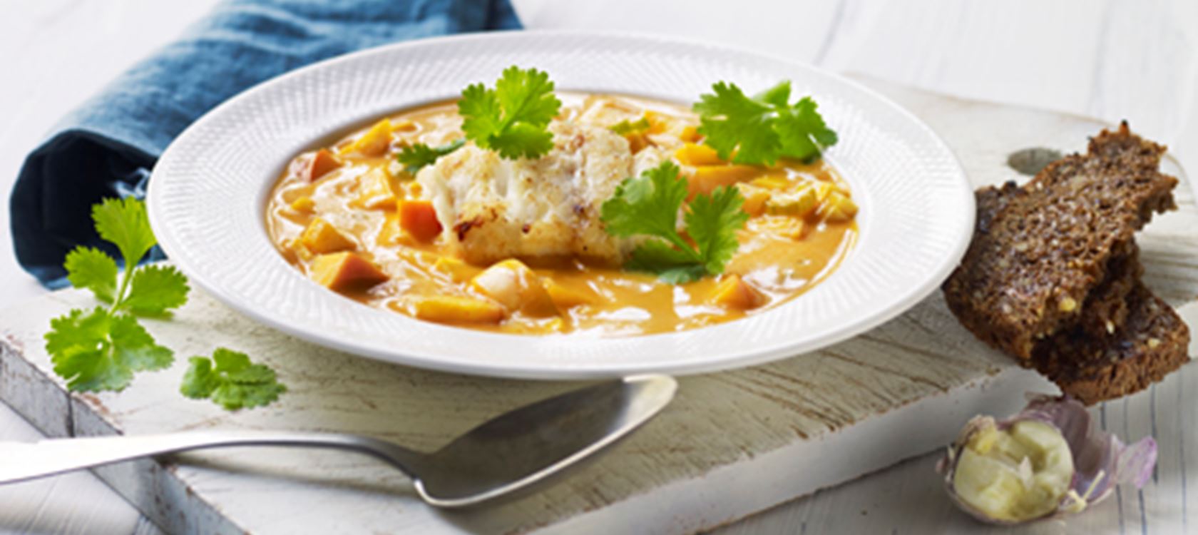 Karrysuppe med stegt torsk, æble og selleri