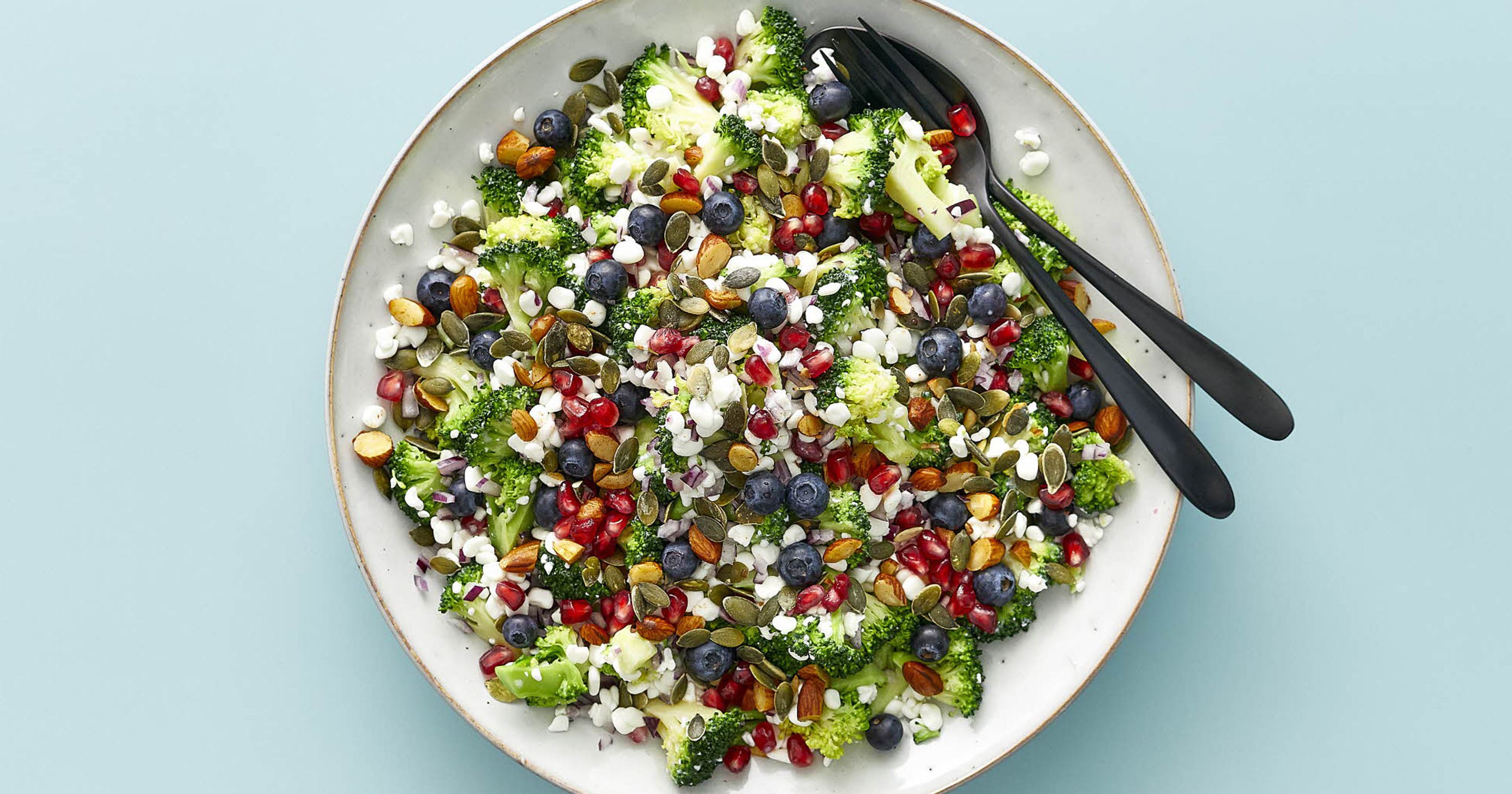 Broccolisalat med hytteost og mandler