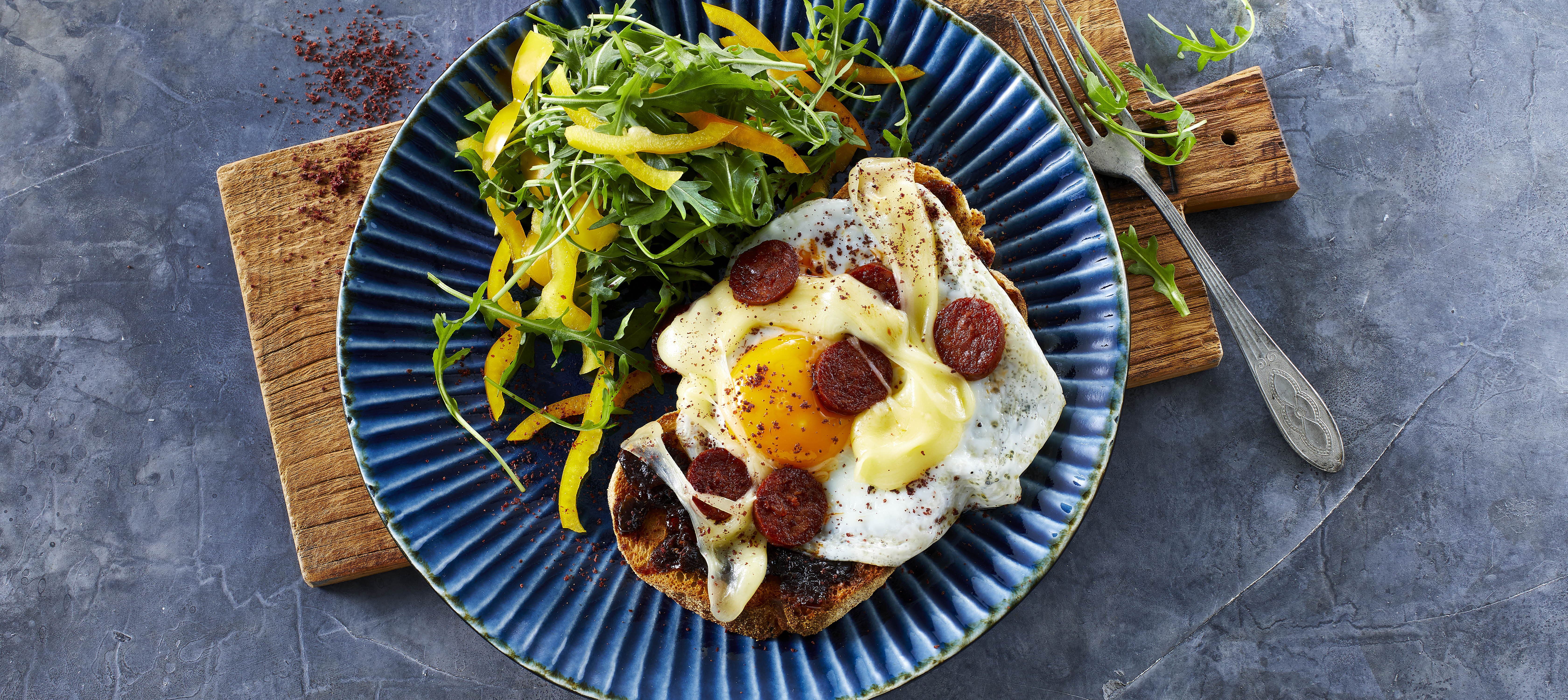 Chorizo og æg på toast