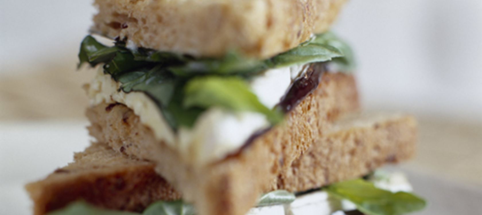 Minisandwiches med hvidskimmelost, aubergine og basilikum