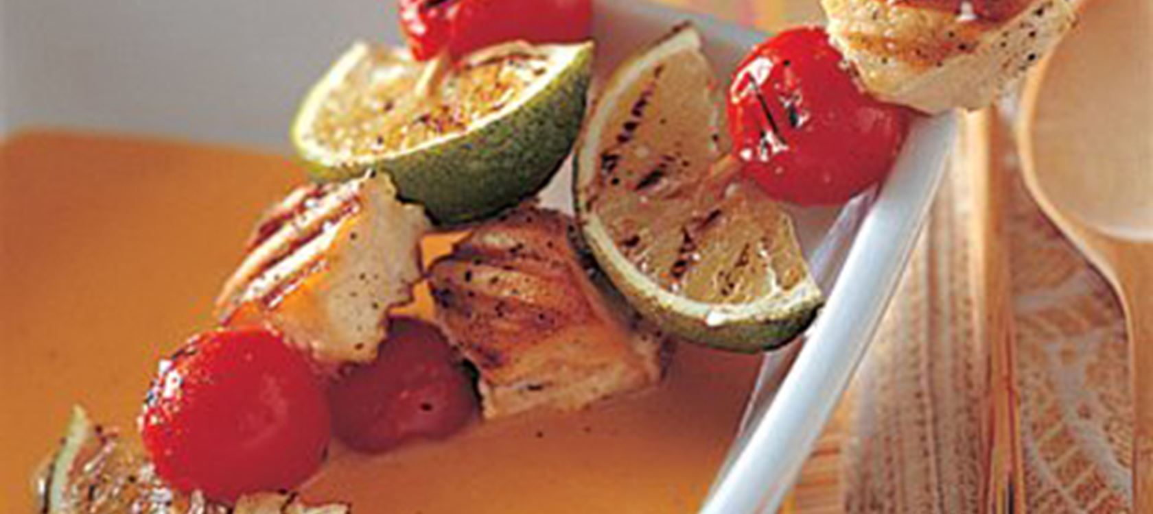 Karrysuppe med fiskespyd