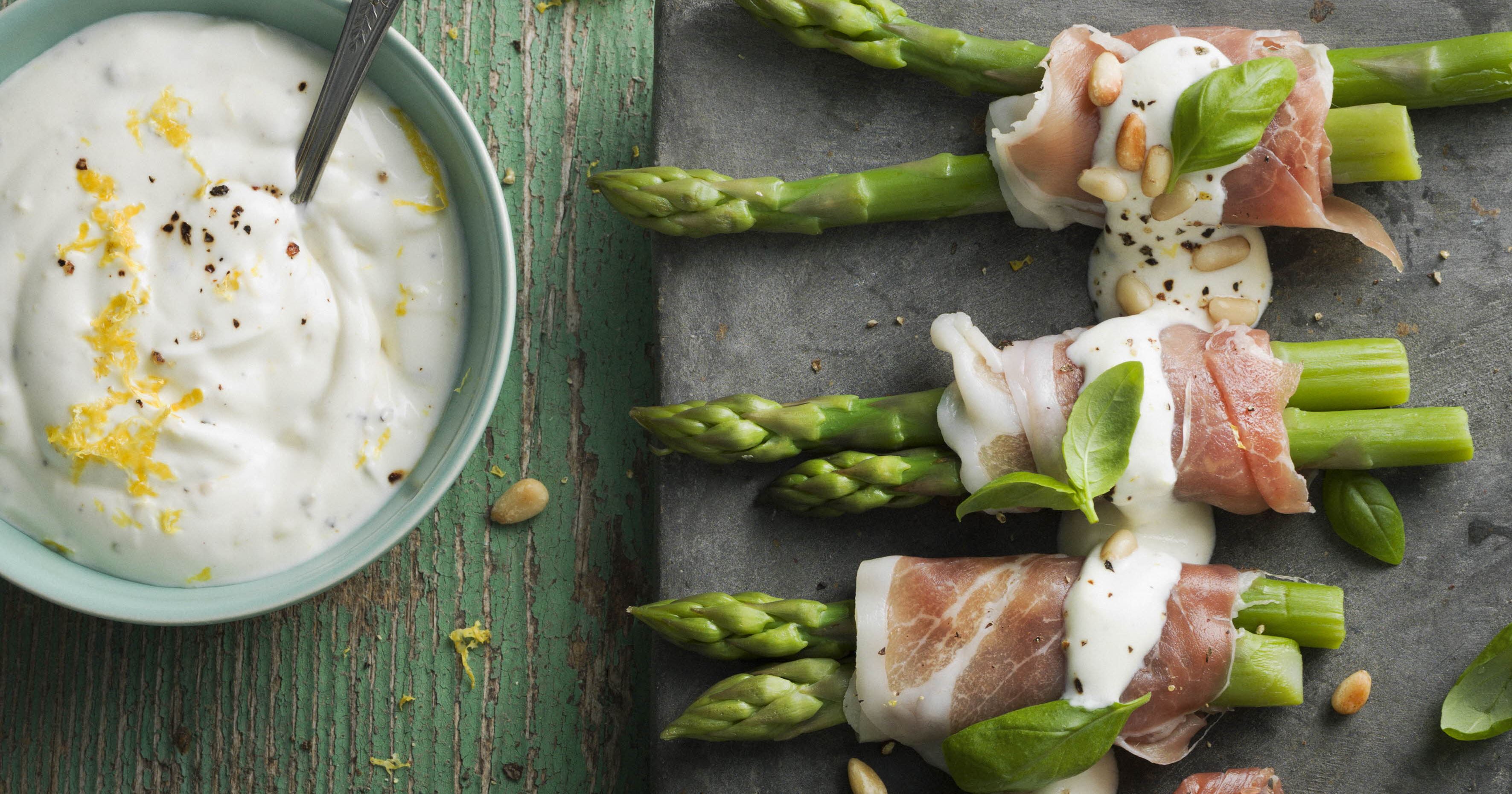Grønne asparges med parmaskinke, citrondressing og pinjekerner