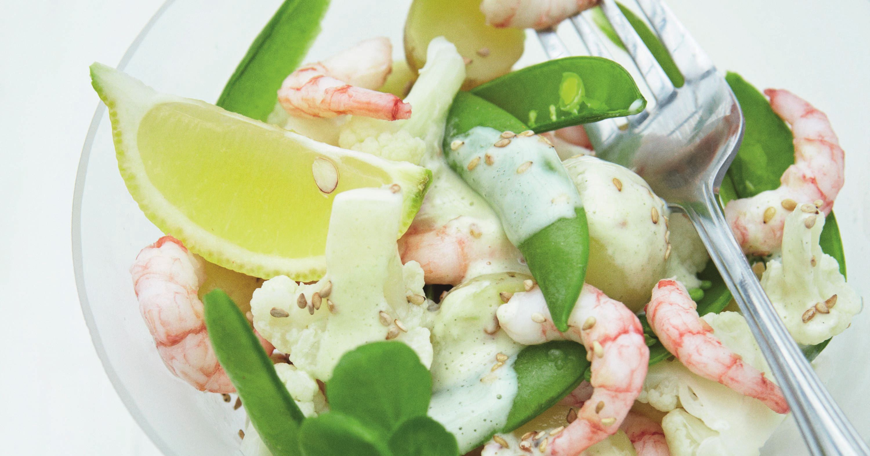 Salat med blomkål, rejer og wasabidressing