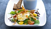 Salat med æg frits og sprøde skorzonerrødder