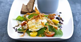 Salat med æg frits og sprøde skorzonerrødder