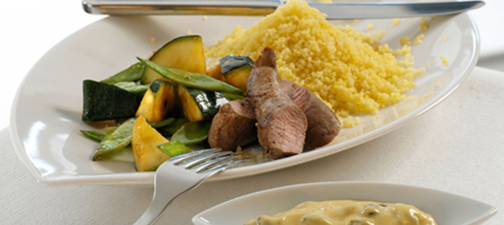 Lam med couscous og karrydressing