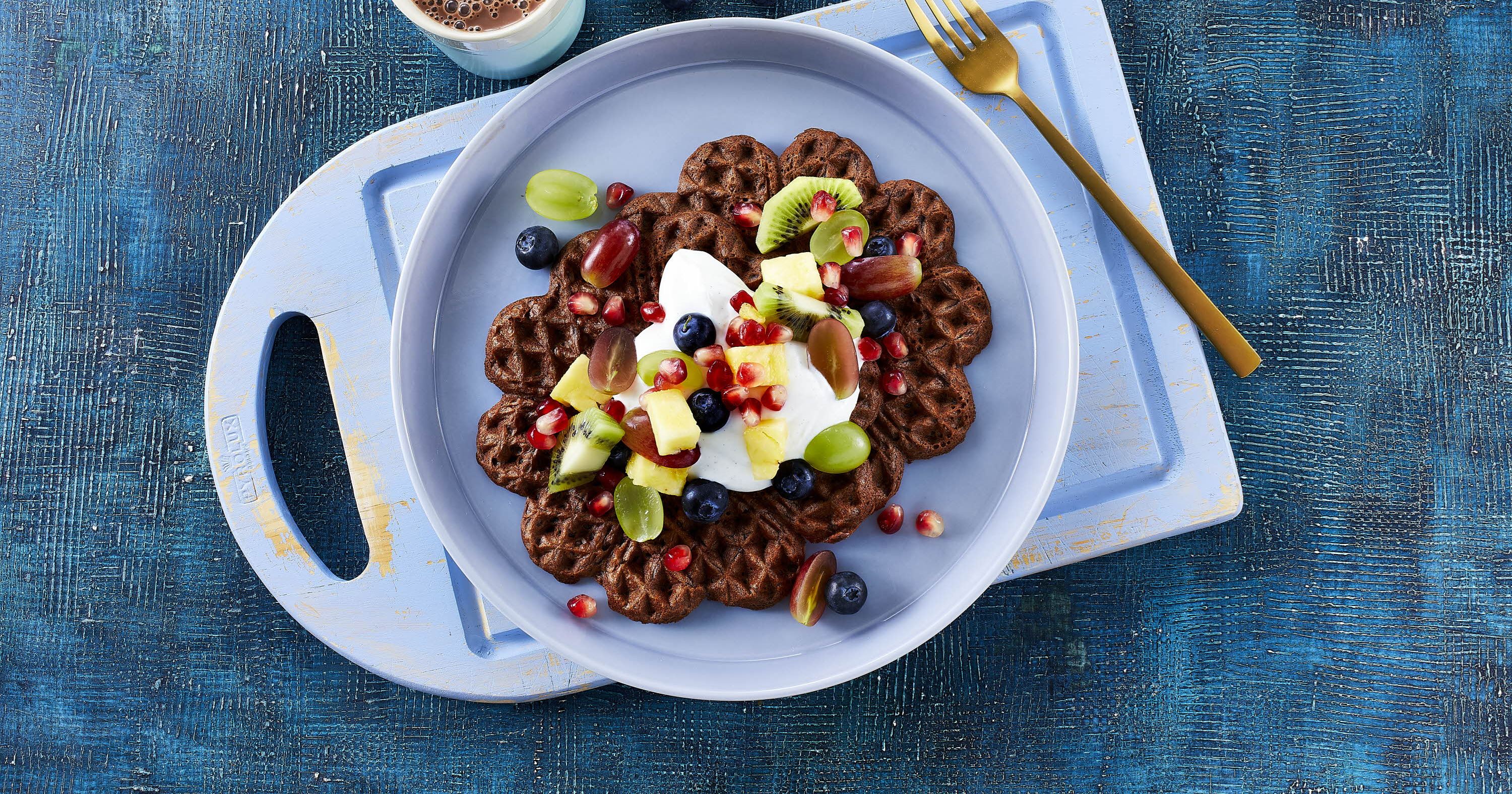 Vafler med vaniljeyoghurt og frugtsalat