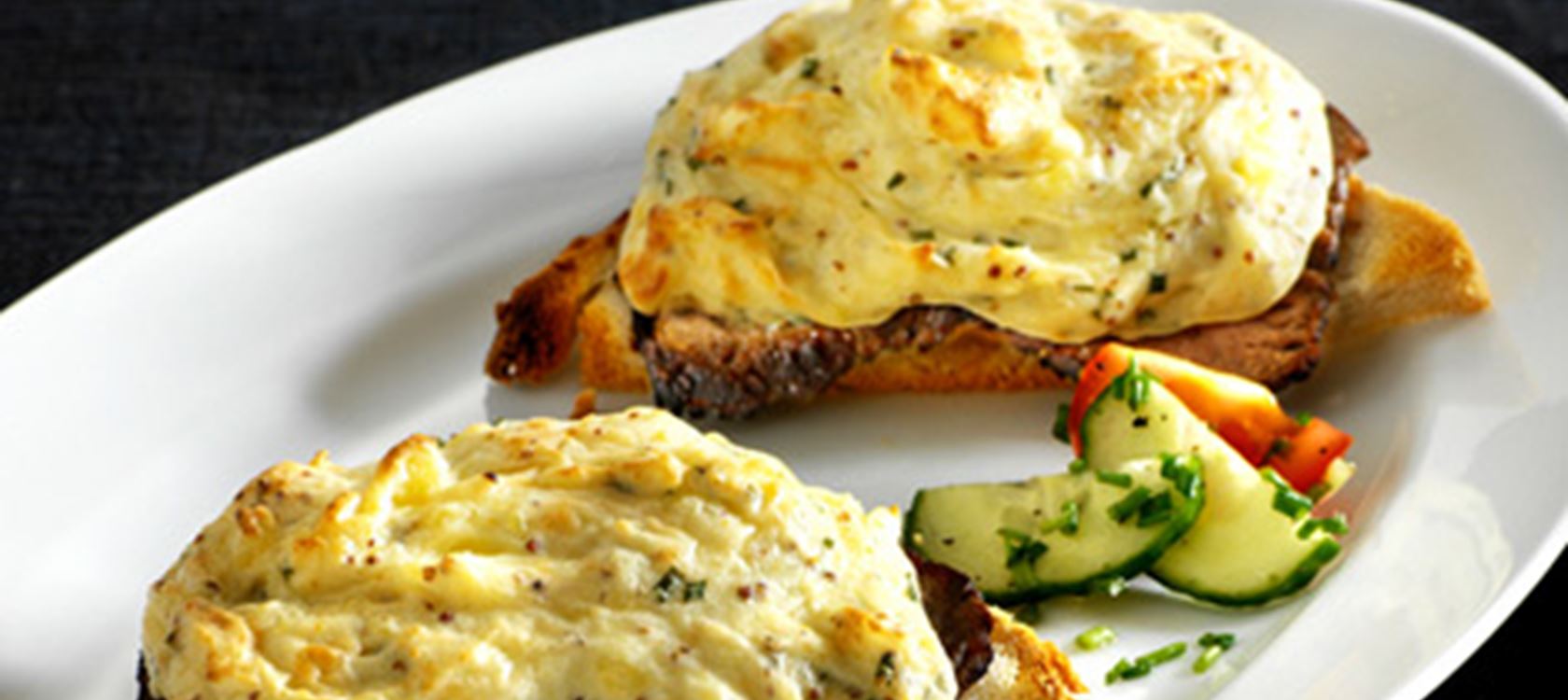 Gratineret sandwich med ost, roastbeef og kartoffel
