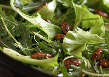 Grønne salater med 'drop-dead almonds'