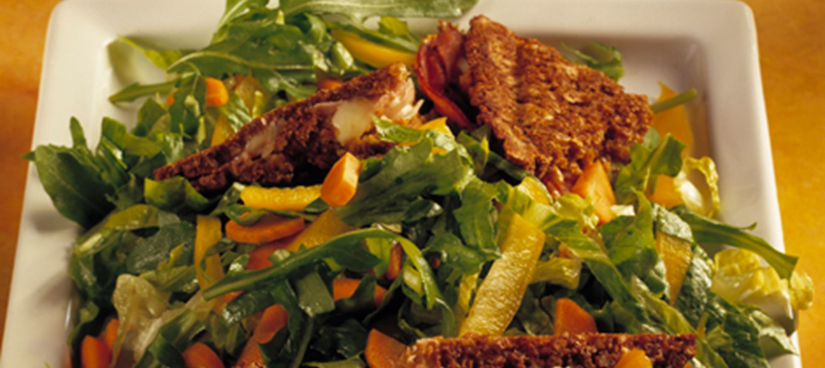 Rugbrødssandwich i salat