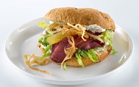Sandwich med kartoffel, løg og roastbeef