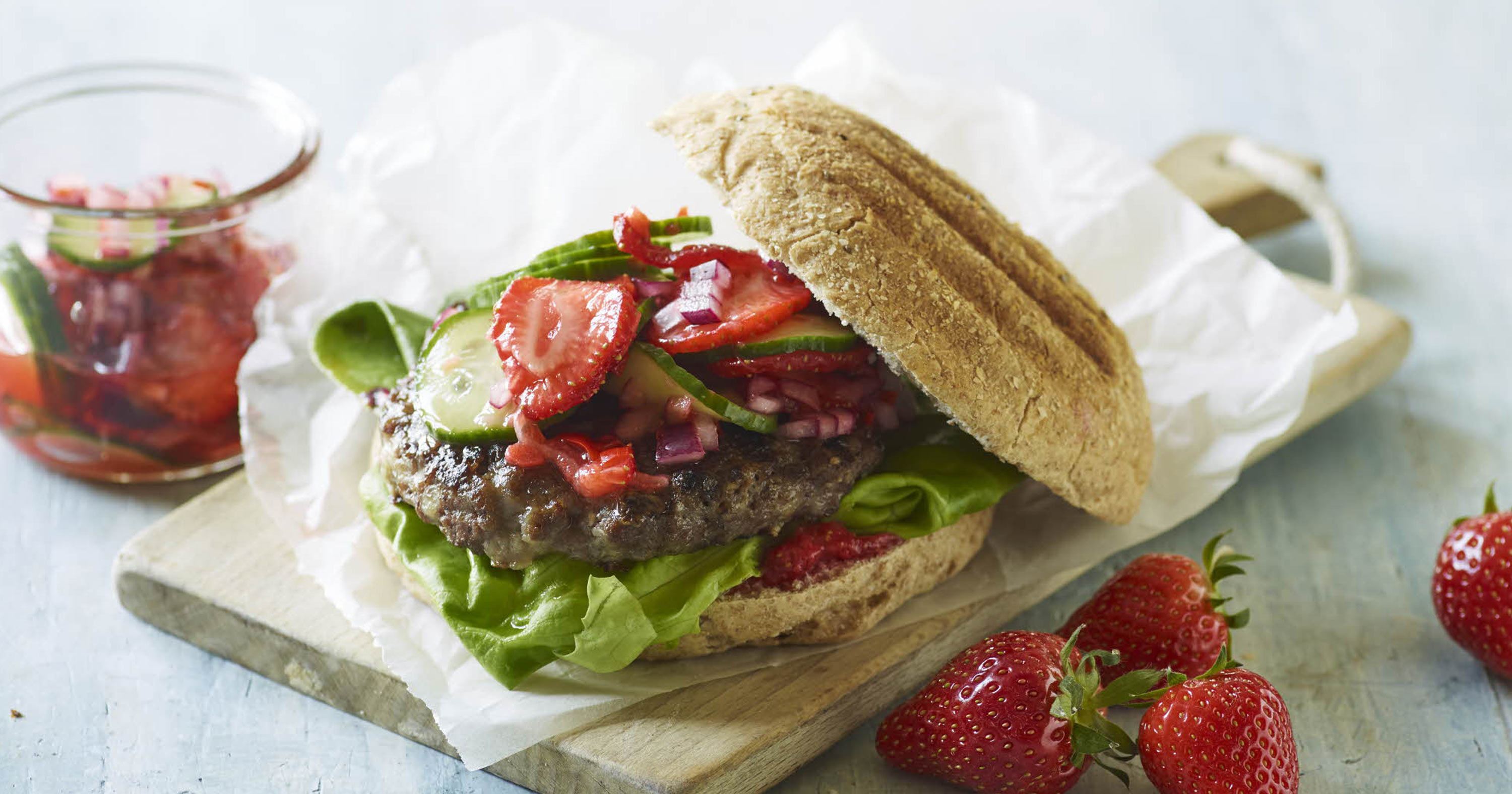 Sommerburger med jordbærsalsa
