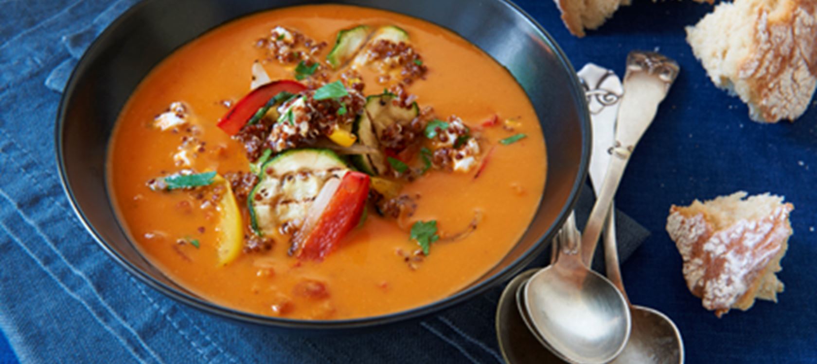 Tomatsuppe med quinoa og grillet grønt