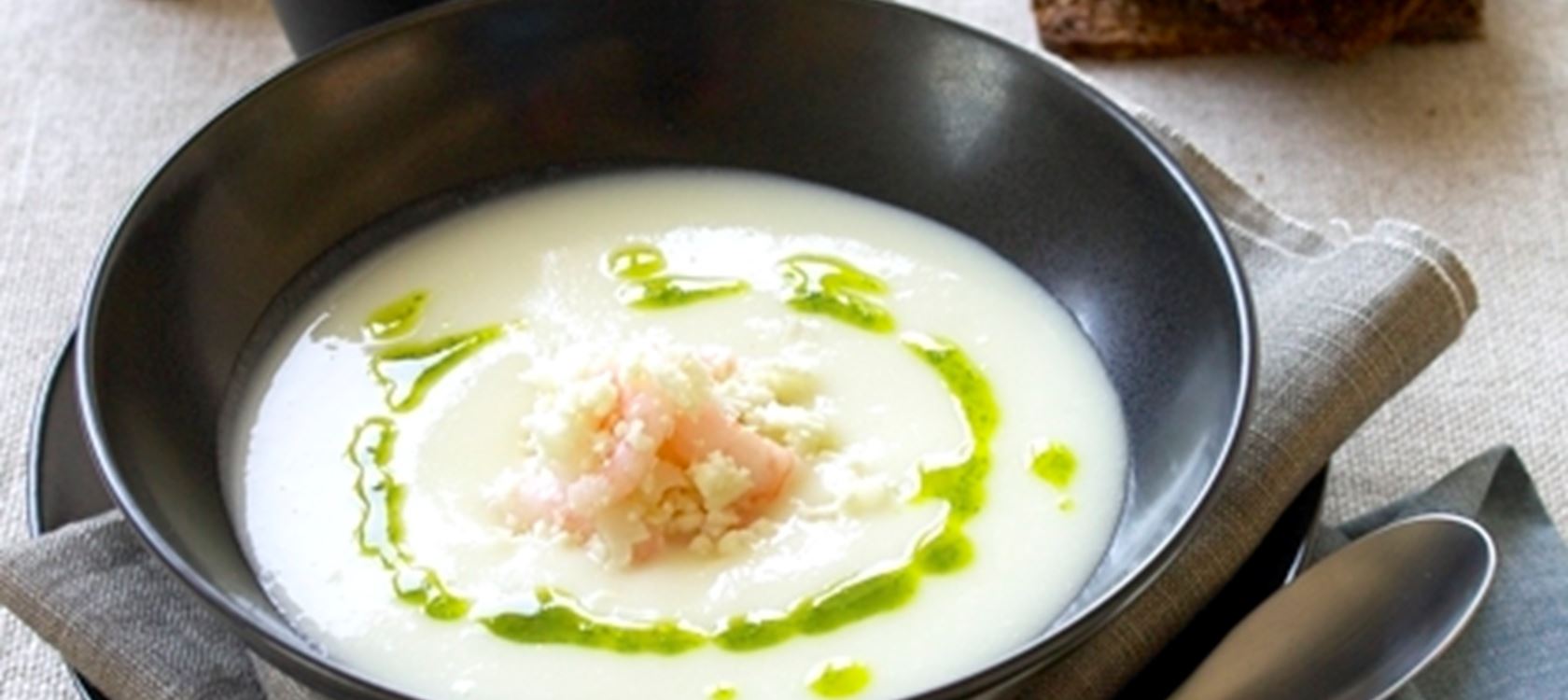 Blomkålssuppe med rejer og grøn olie