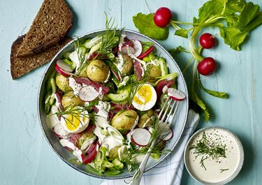 Salat med kartofler, dild og smilende æg