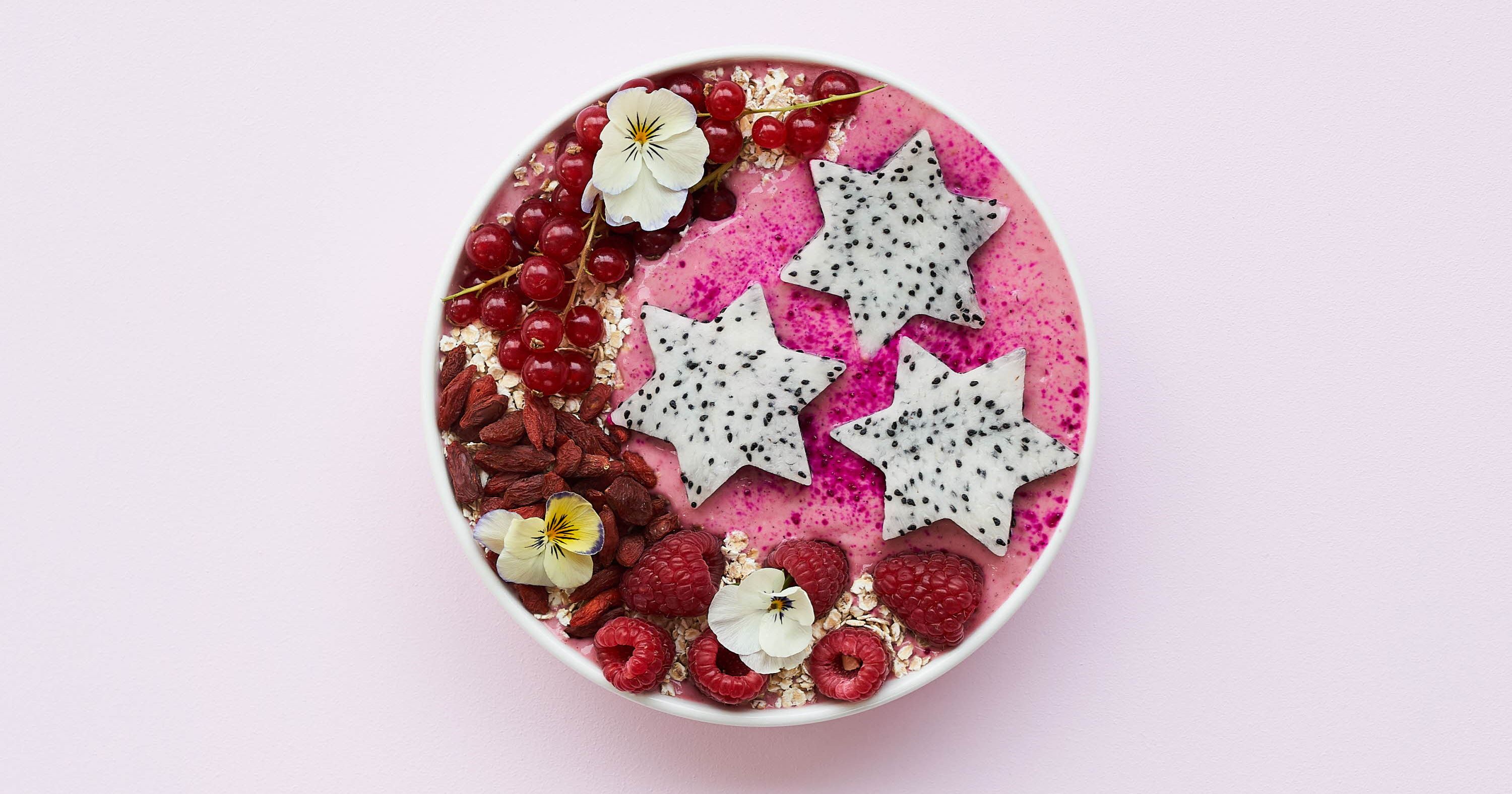 Acai bowl med skyr, gojibær og dragefrugt