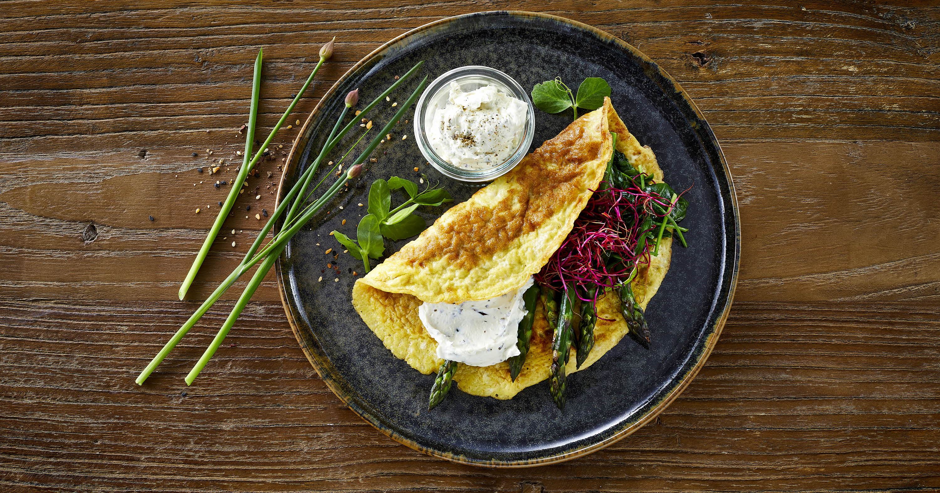 Omelet med flødeost og grønt