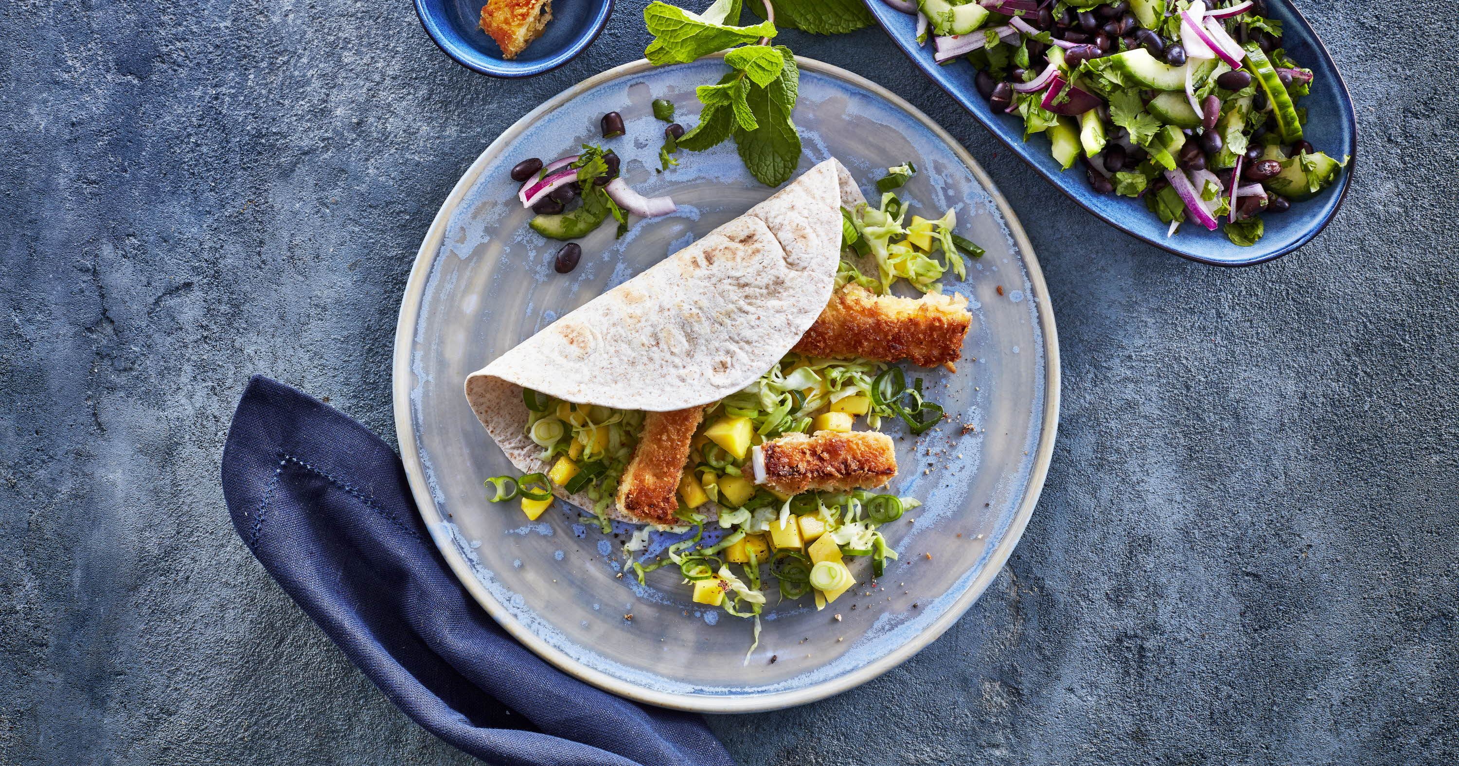 Wrap med spidskål og paneret salatost