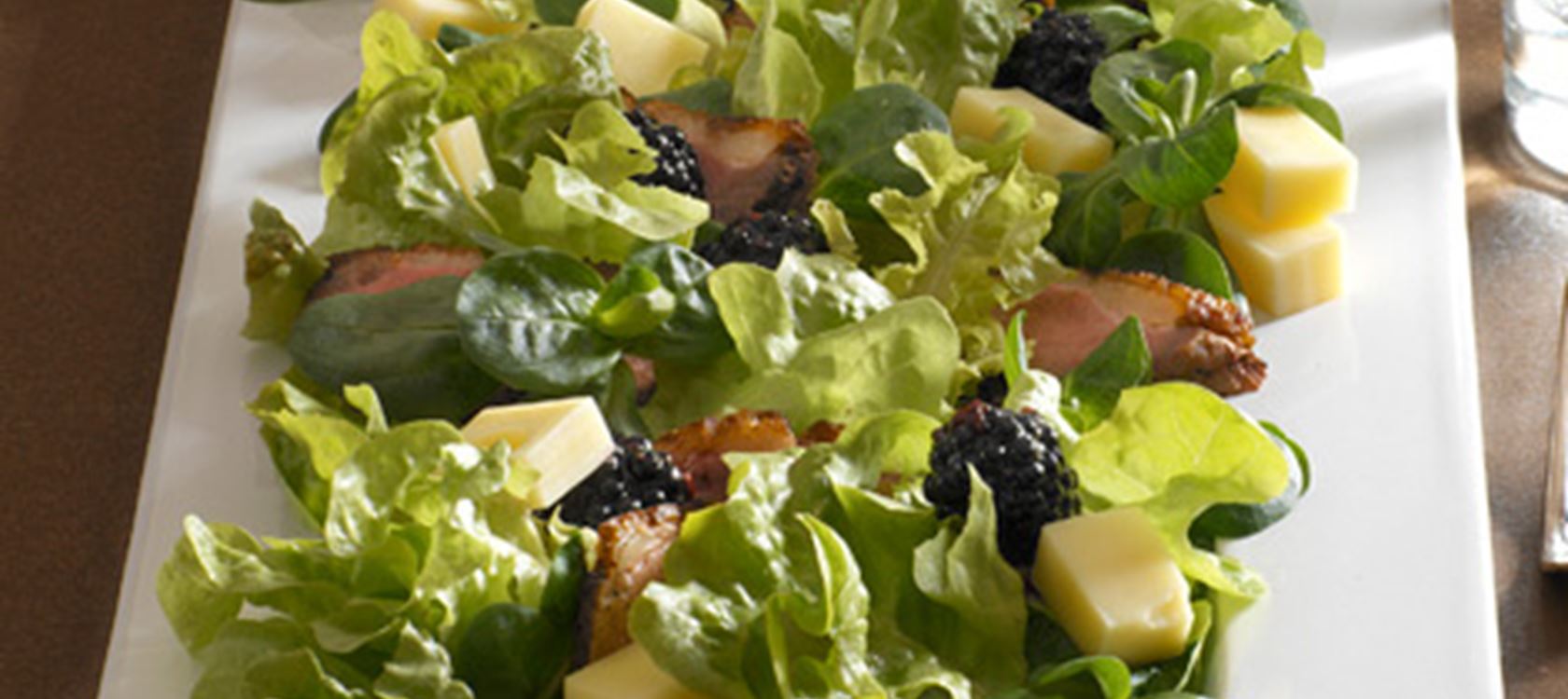 Salat med brombær og ost