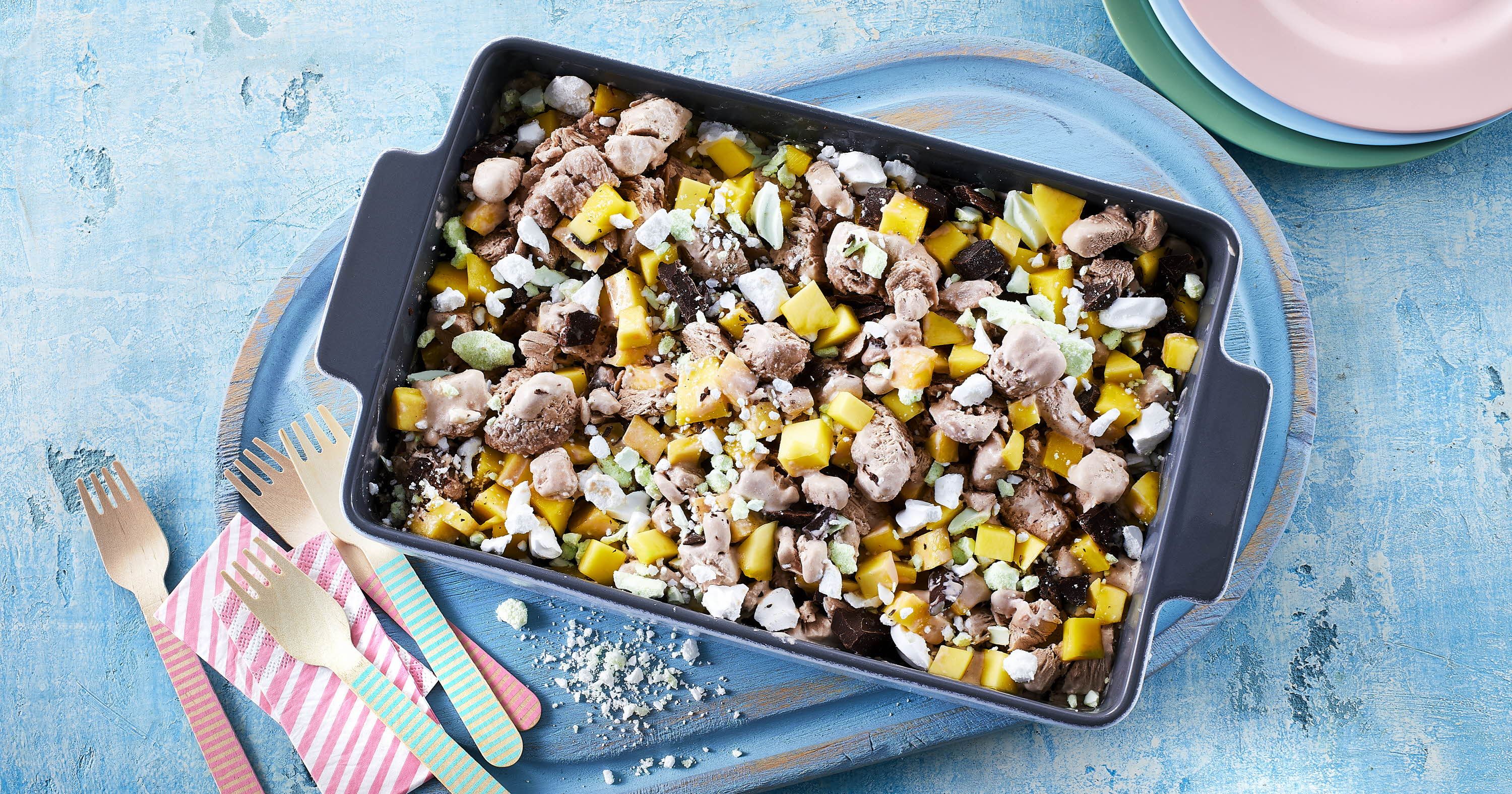 Isdessert med kakaomælk, mango og marengs