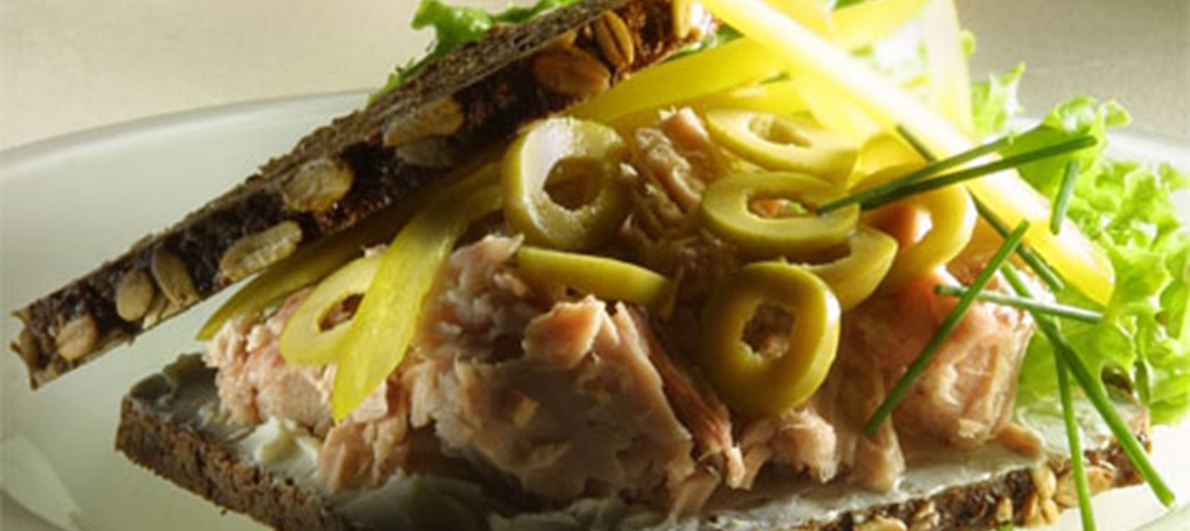 Rugbrødssandwich med tun
