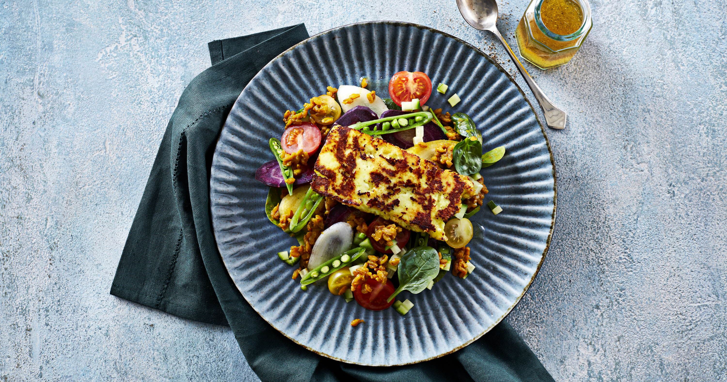 Salat med karry-rug og stegt paneer