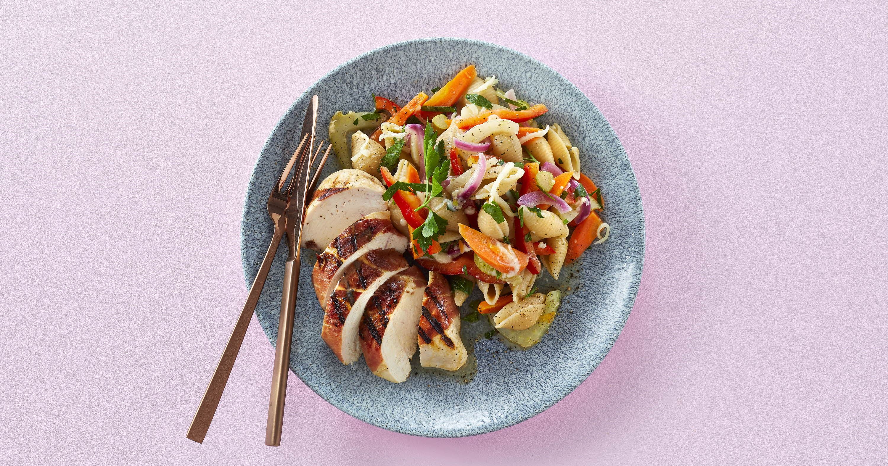 Grillet kylling og lun pastasalat