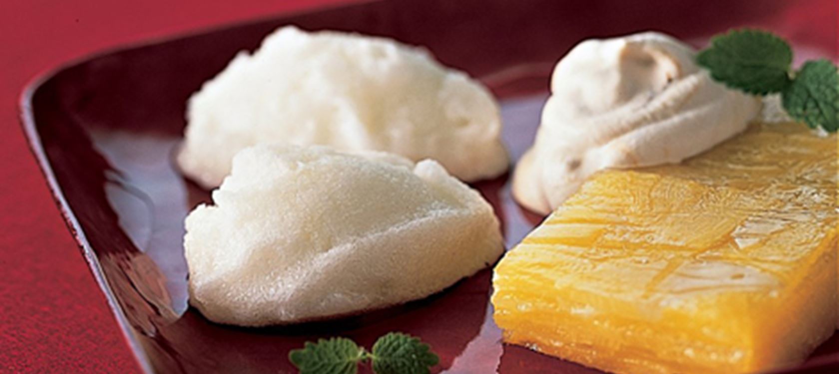 Ananasdessert med lakridsflødeskum