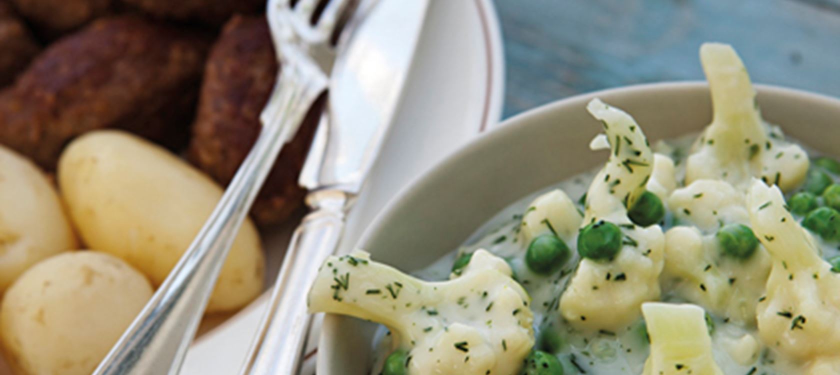 Oksefrikadeller med blomkåls-ærter