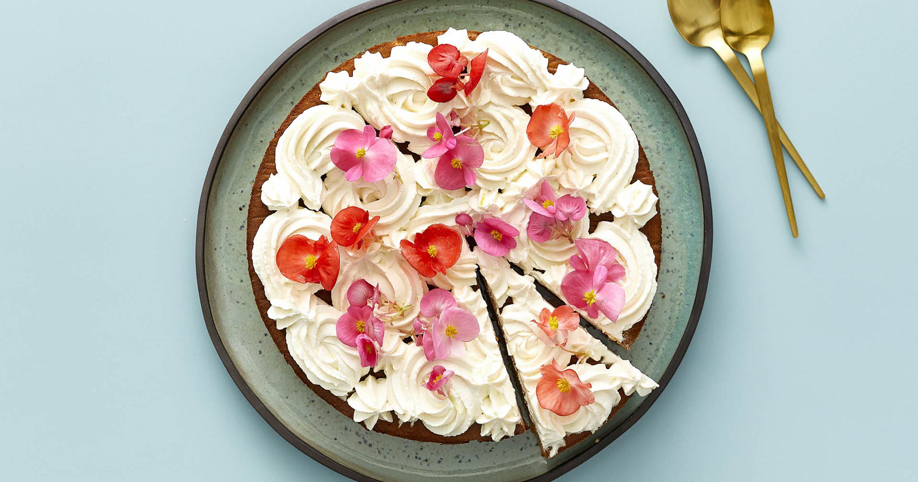 Gulerodskage med dadler og skyr-frosting