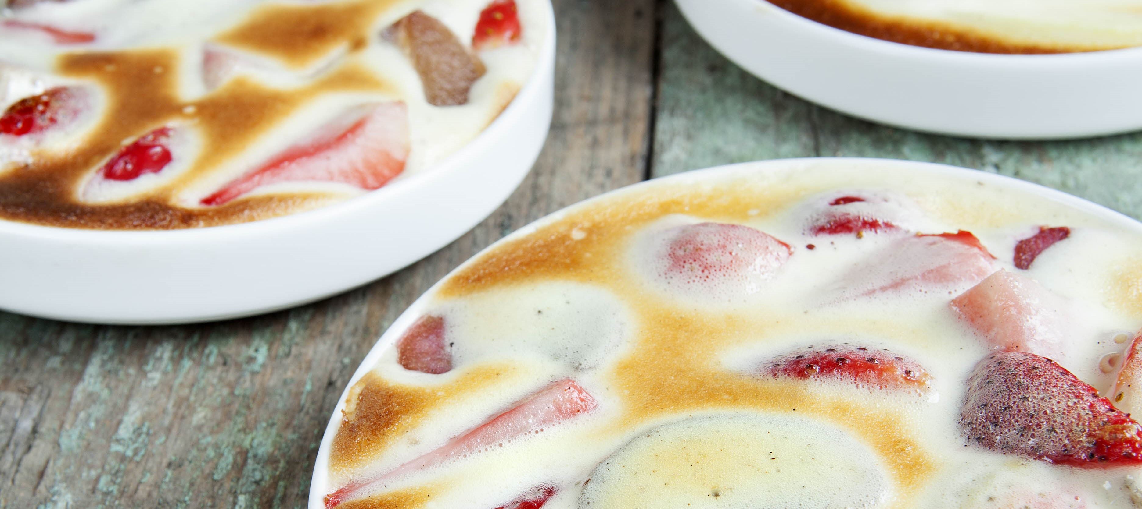 Marinerede jordbær med grillet creme
