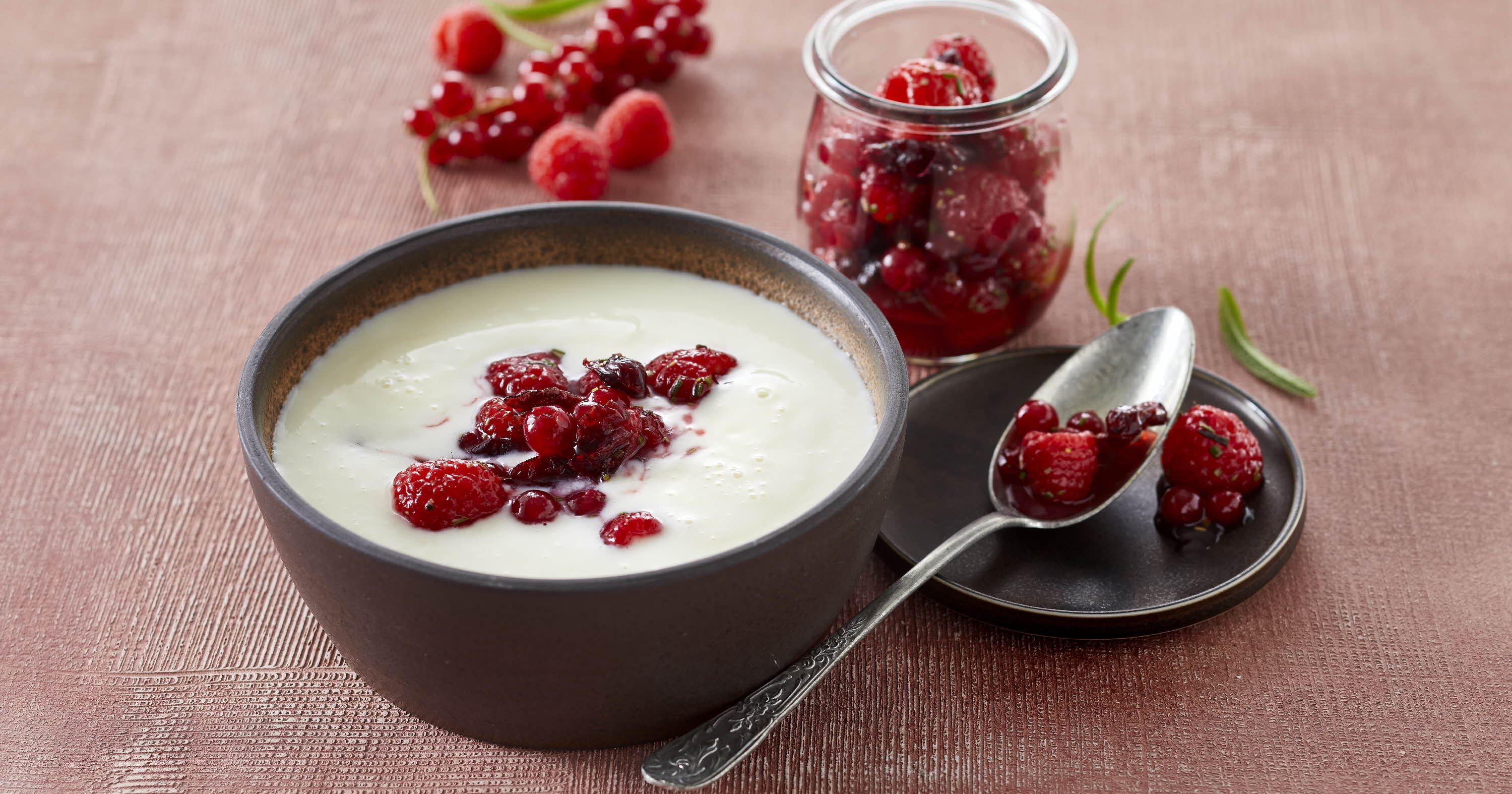 Kærnemælkssuppe med marinerede bær