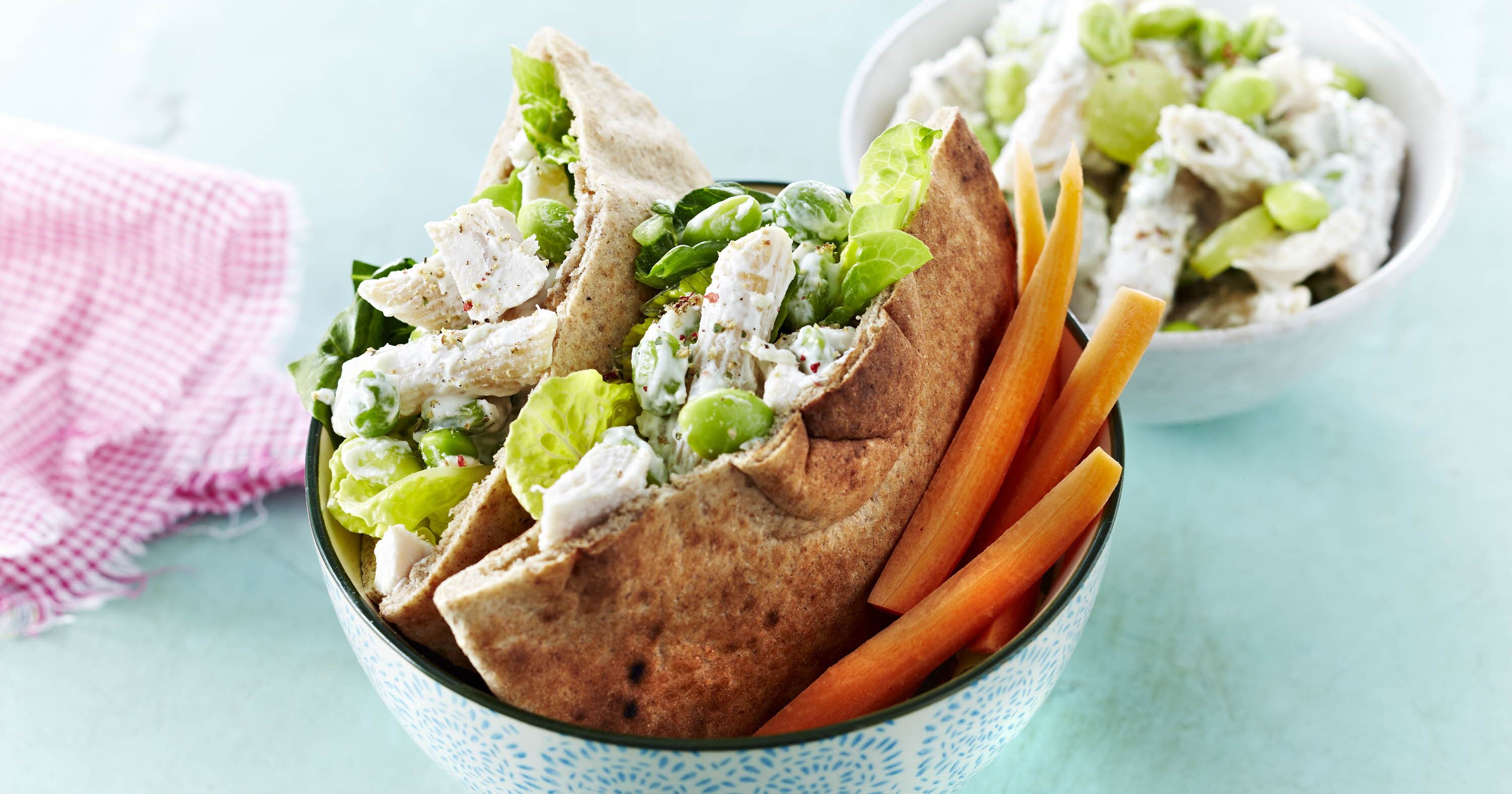 Fuldkornspita med kyllingesalat og gulerødder - af en rest kylling