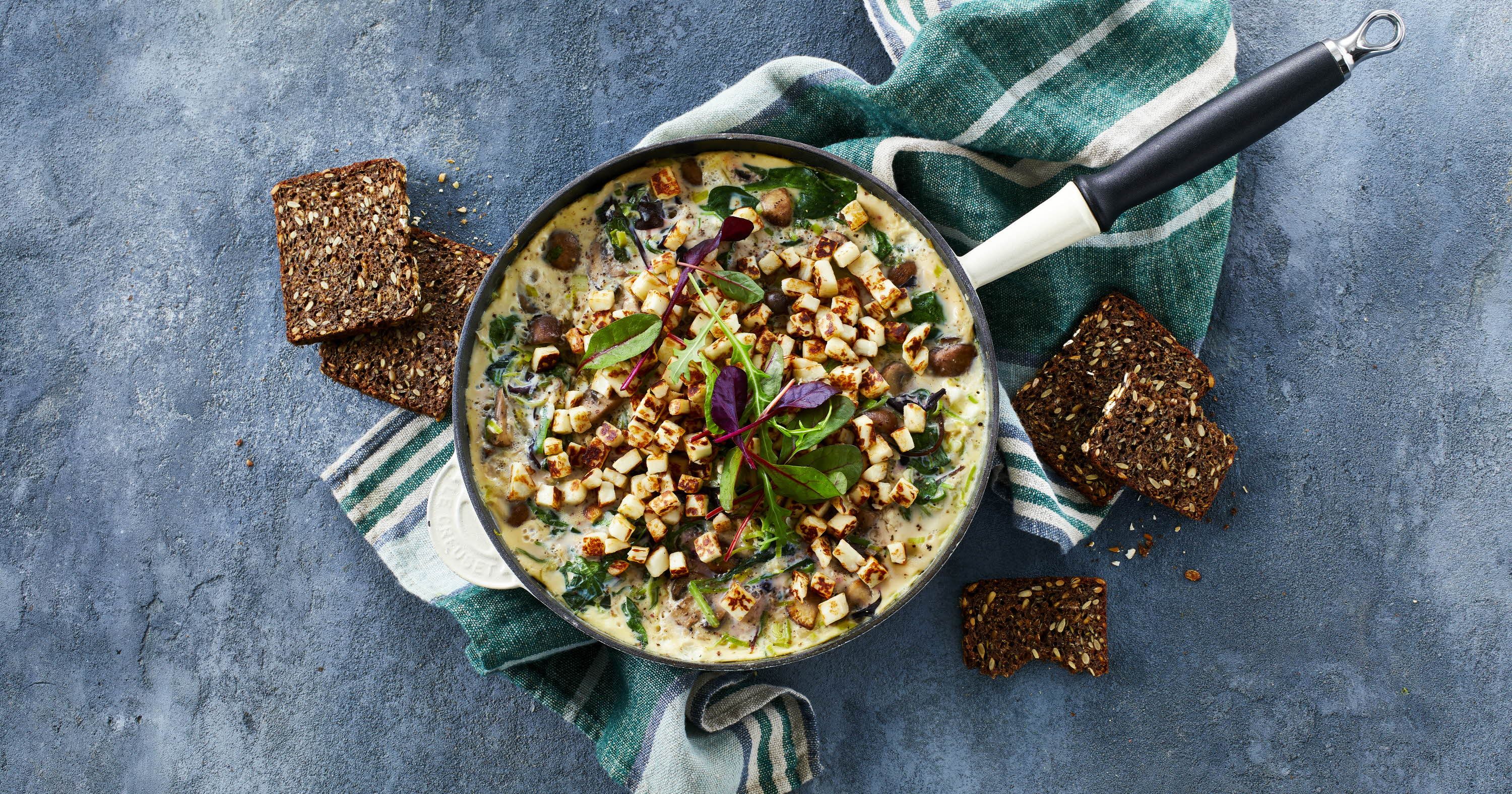 Æggekage med grøntsager og halloumi