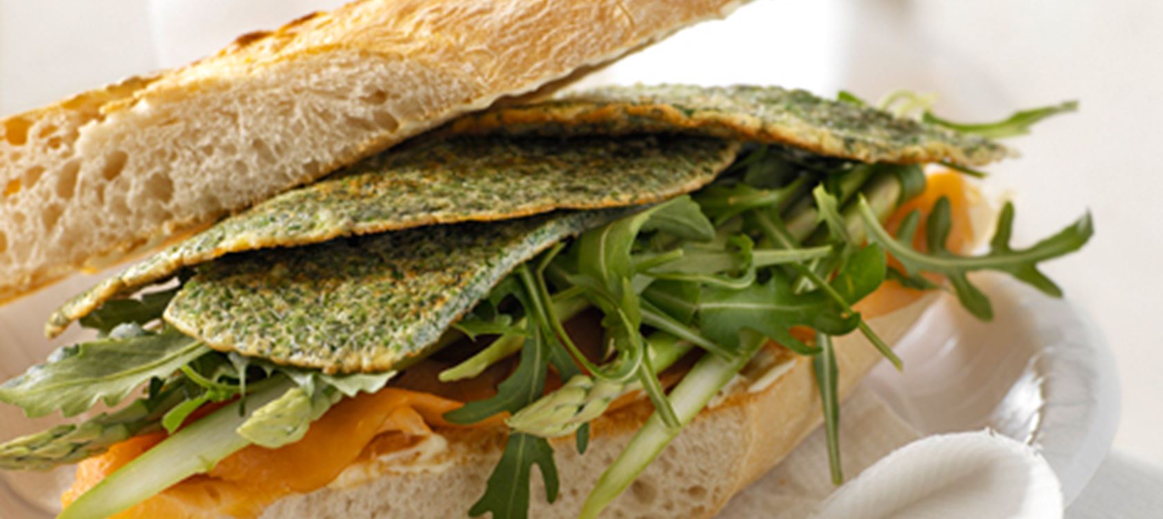 Laksesandwich med krydret æg