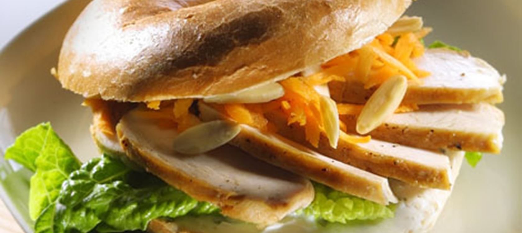 Bagel med kylling og knasende gulerodssalat