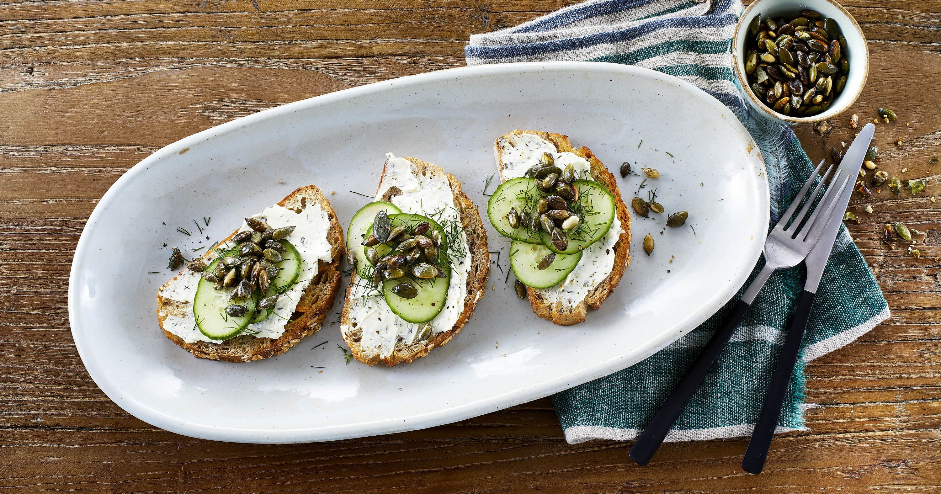 Toast med flødeost, agurk og ristede græskarkerner