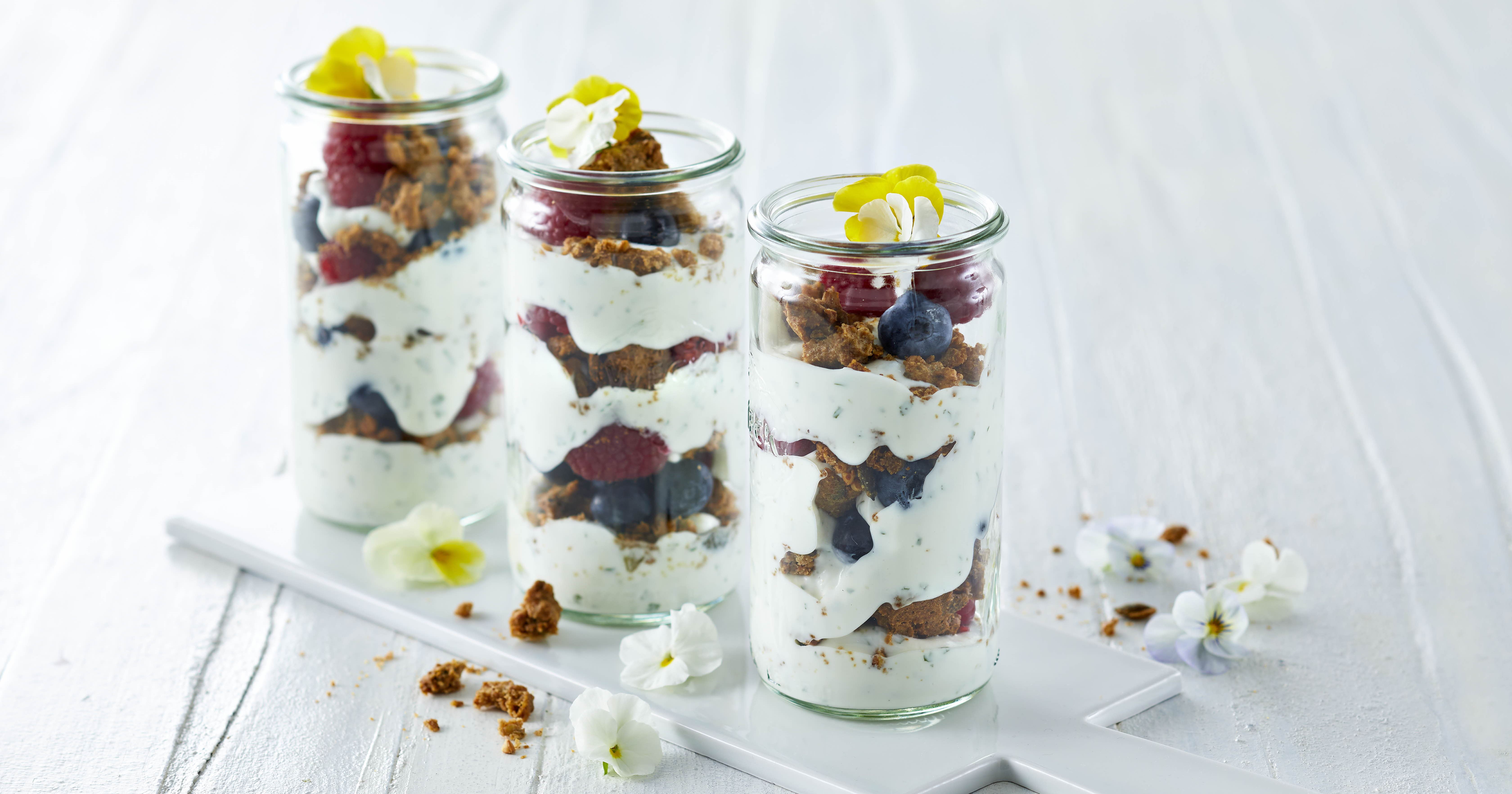 Trifli med skyr, blåbær, hindbær og knas