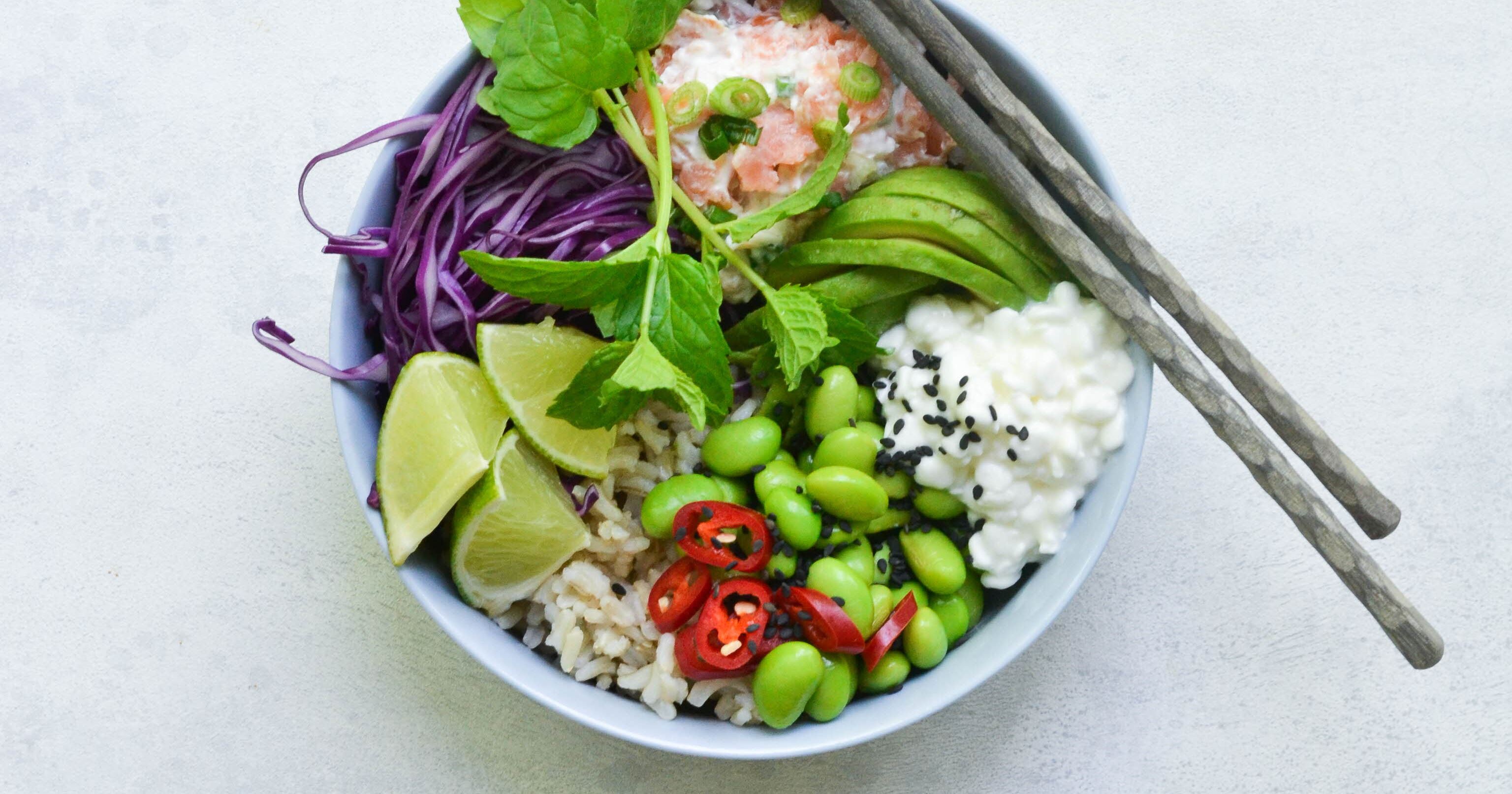 Poke Bowl med laksemousse og hytteost