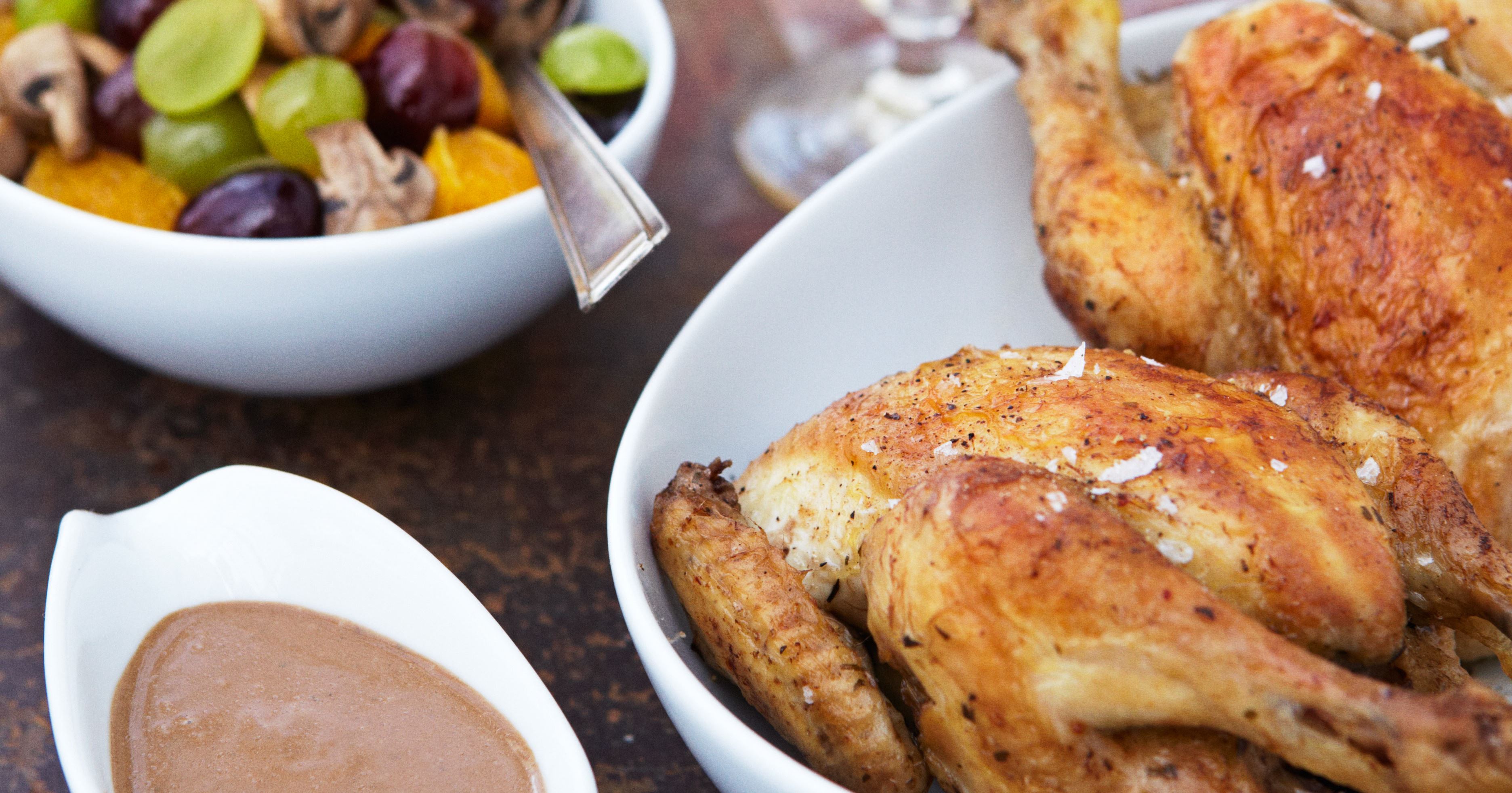 Poussiner med varm frugtsalat