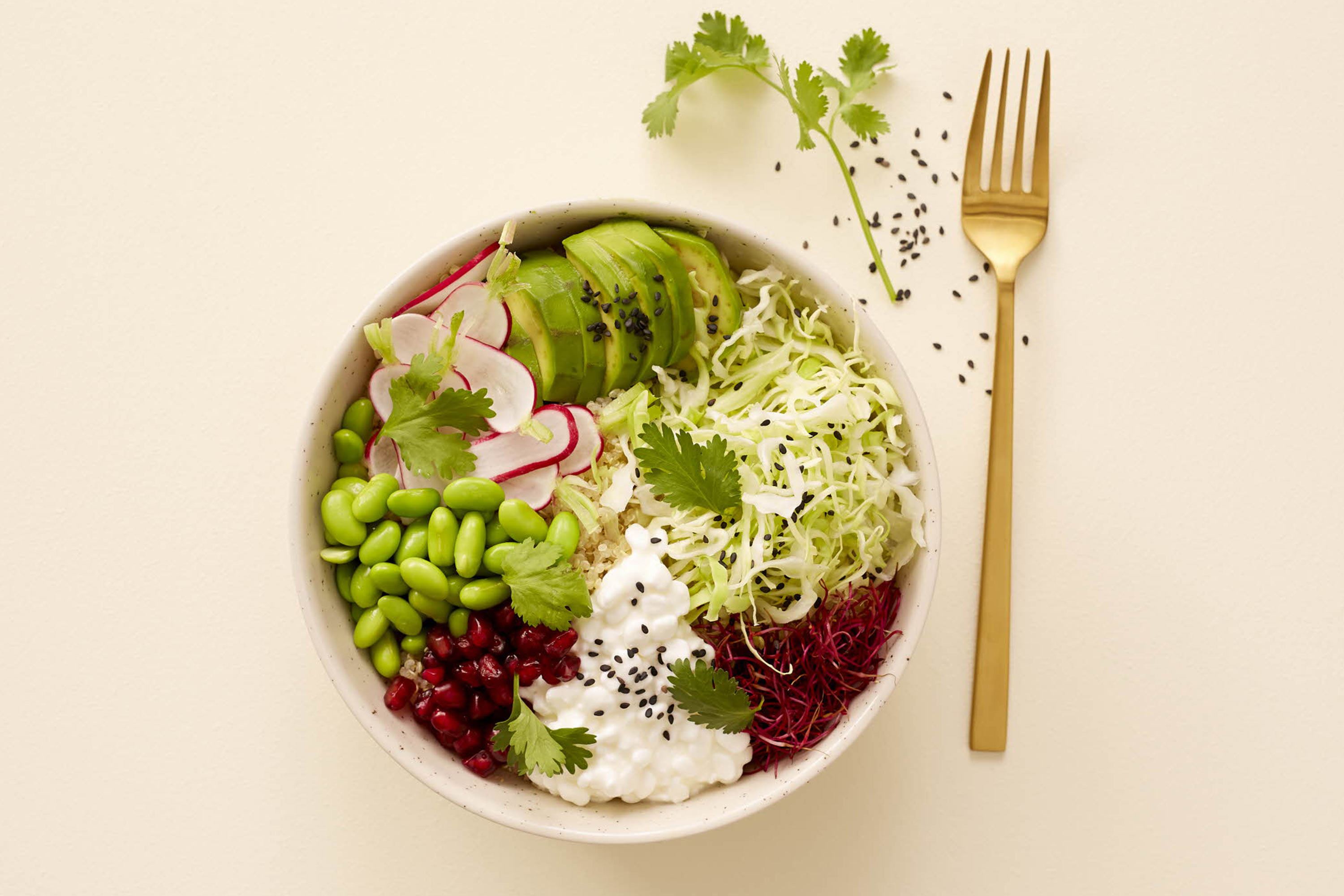 Quinoa bowl med hytteost og spidskål Få Opskriften nu på Arla.dk Arla
