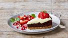 Chokoladekage med hvid ganache og marinerede jordbær - se opskrift her